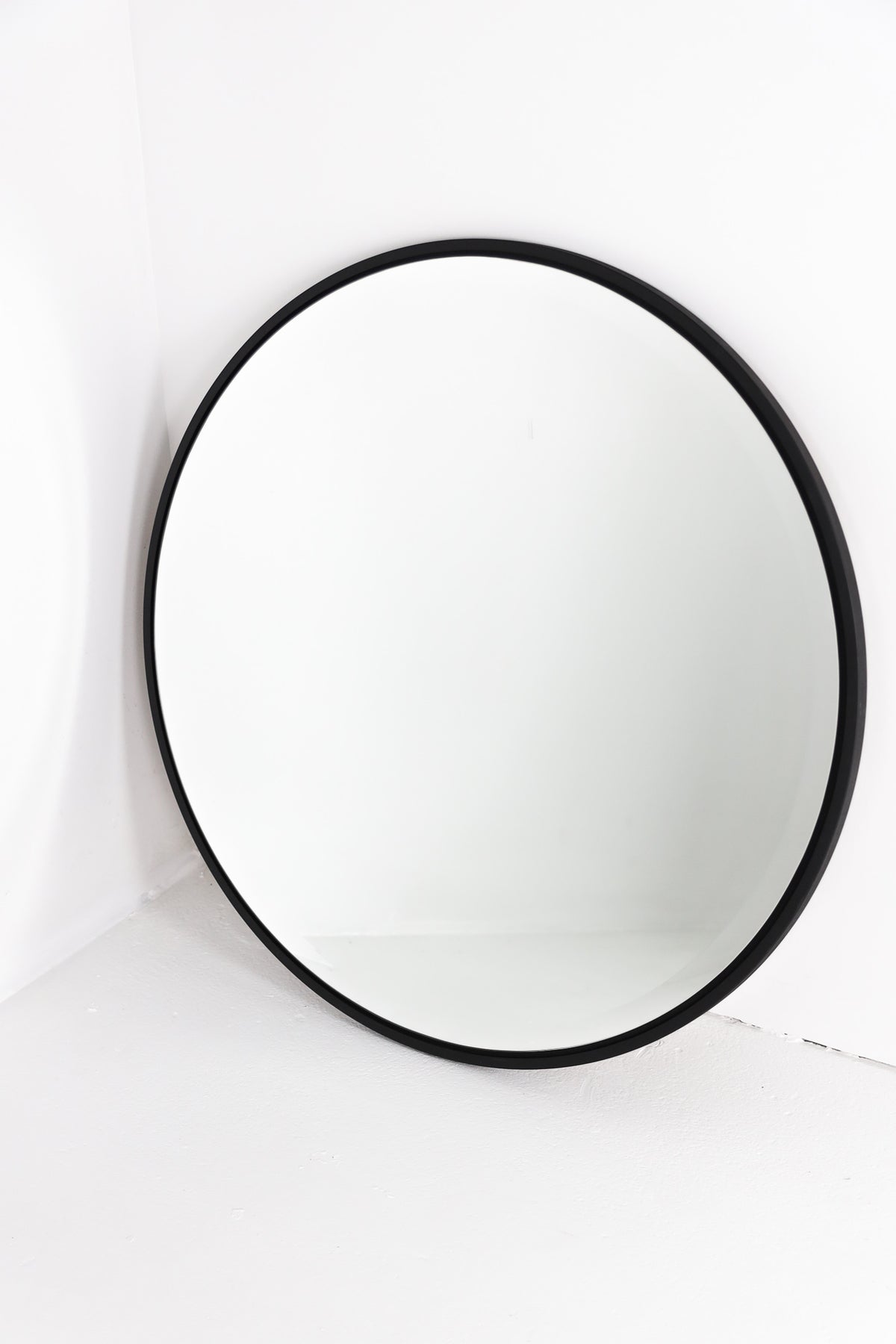 Round mirror black frame