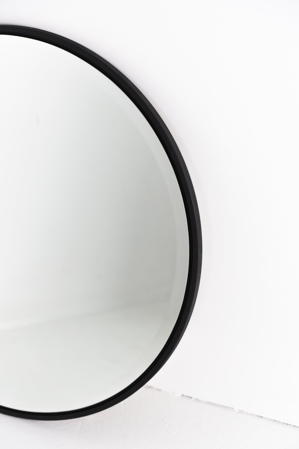 Round mirror black frame